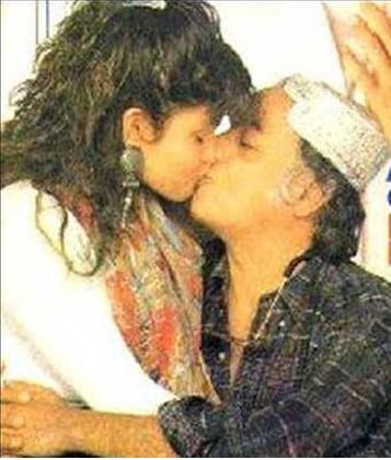 Mahesh Bhatt kissing Pooja Bhatt