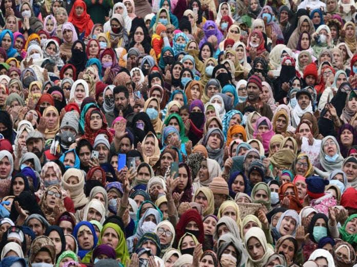 Large crowd protests Maharashtra's 2014 Muslim reservation policy repeal.