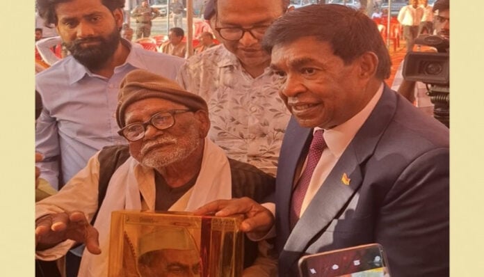 Bhojpuri folk singer Jang Bahadur Singh receiving the 'Son of Siwan' award.