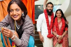 Monalisa smiling at her wedding, Kerala celebration with family and traditional attire.