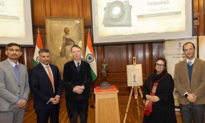 Oxford Museum displays the repatriated stolen Murthi of Thirumangai Alvar with officials present.