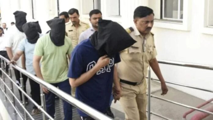 मुस्लिम कर्मचारी को गिरफ्तार करते हुए पुलिस अधिकारी, नासिक घटना.