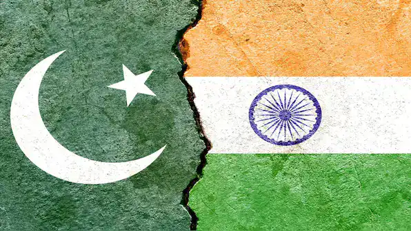Visual comparison of India and Pakistan flags highlighting geopolitical differences and map misreads.