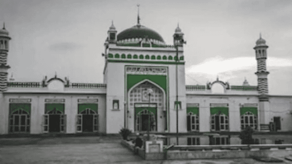 Hindu mosque featuring a green dome, minarets, and traditional architecture, symbolizing religious h.